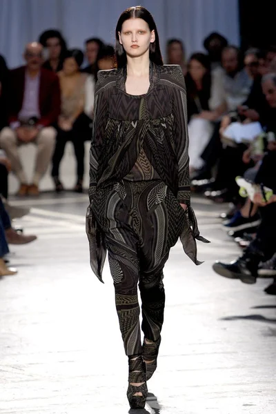 Look 28